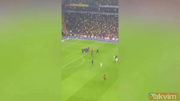 Fenerbahçe - Trabzonspor derbisinde saha karıştı! Hakem Zorbay Küçük'ün üzerine yürüyen taraftarı futbolcular engelledi - 3