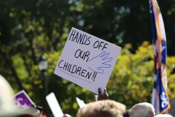 kanadada-lgbt-sapkinligina-direniyor-1-milyon-kisi-yuruyuse-katildi-ellerinizi-cocuklarimizdan-cekin-1695287832647.jpg Kanada’da LGBT sapkınlığına direniyor! 1 milyon kişi yürüyüşe katıldı: Ellerinizi çocuklarımızdan çekin-2