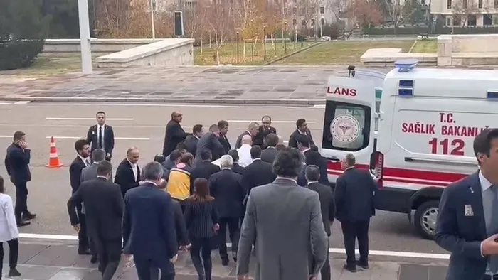 Saadet Partisi Milletvekili Hasan Bitmez kürsüde fenalaştı yere yığıldı! Bakan Koca açıkladı: "Durumu son derece ciddi"-2