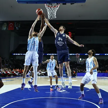 Basketbolda derbi heyecanı! Yarı finalde Anadolu Efes ile Fenerbahçe Beko karşılaşacak