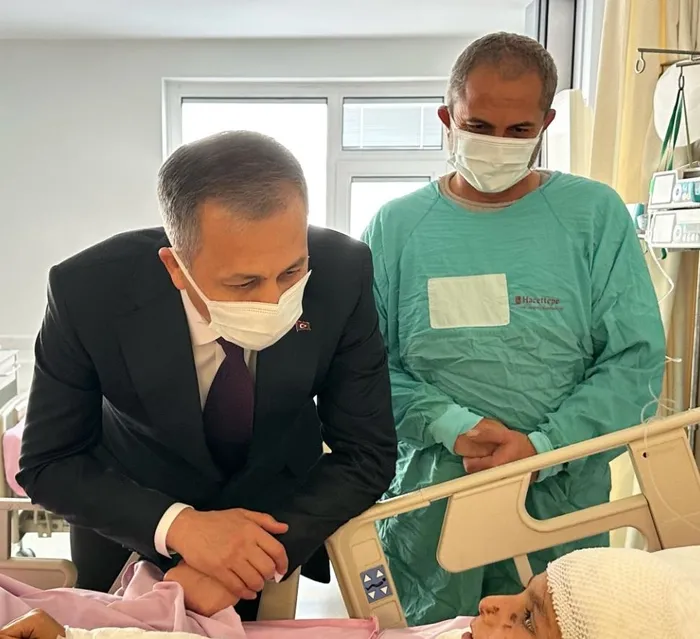 ankara-keciorende-basibos-kopeklerin-saldirisina-ugramisti-icisleri-bakani-ali-yerlikayadan-tunahan-yilmaza-zi-1702655254970.jpeg Ankara Keçiören'de başıboş köpeklerin saldırısına uğramıştı! Solunum makinesinden ayrılan Tunahan'a Ali Yerlikaya'dan ziyaret-5