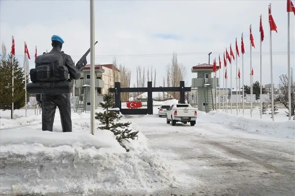 hakkaride-yasayan-9-yasindaki-hiraniin-anitkabiri-gorme-istegini-mehmetcik-gerceklestirecek-1611988736309.jpg Hakkari'de yaşayan 9 yaşındaki Hira'nın Anıtkabir'i görme isteğini Mehmetçik gerçekleştirecek-19