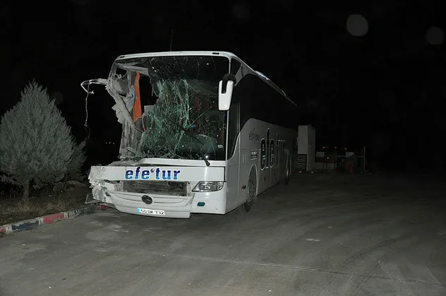 Afyonkarahisar'da feci kaza! Yolcu otobüsü kamyonla çarpıştı