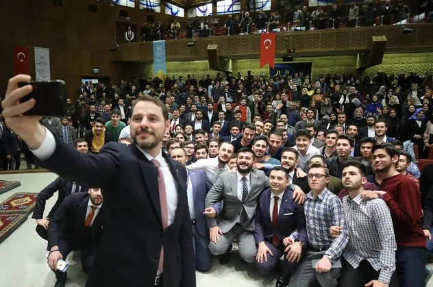 Bakan Albayrak, Ankara'da gençlerle buluştu