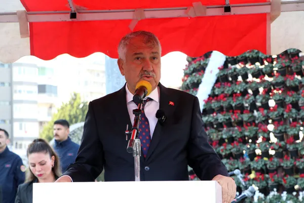 chpli-baskanlar-ne-hak-taniyor-ne-hukuk-zeydan-karalarin-isci-kiyimi-yeni-yilda-da-surdu-1672978243372.jpg CHP'li başkanlar ne hak tanıyor ne hukuk: Zeydan Karalar'ın işçi kıyımı yeni yılda da sürdü-4