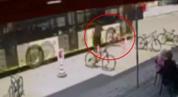 Sancaktepe'de İETT otobüsü dehşet saçtı! Karşıdan karşıya geçen küçük kıza çarptı: O anlar güvenlik kamerasında-2