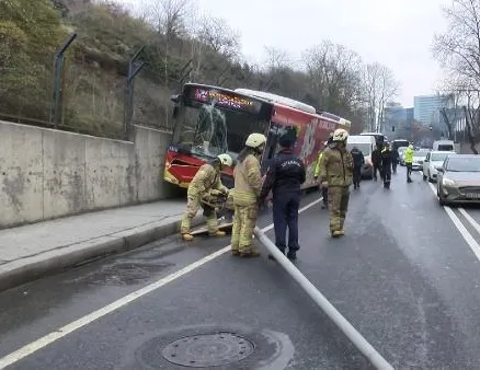 Sarıyer’de İETT otobüsü aydınlatma direğine çarptı