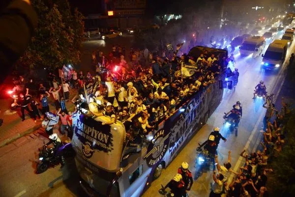 Süper Lig'e yükselen Adana Demirspor 26 yıl sonra taraftarı sokaklara döktü! Şehir turu attılar-2