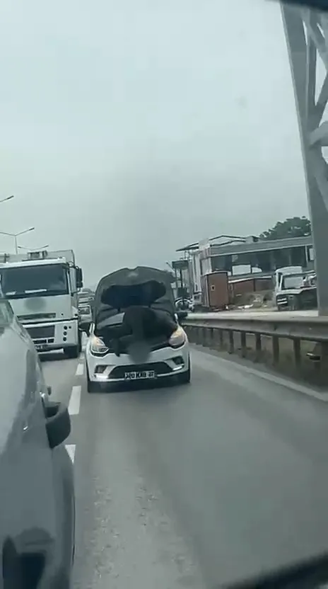 1789577768129.jpg Bursa’da trafikte tehlikeli yöntem! Hareket halindeki otomobilde tamirat-2