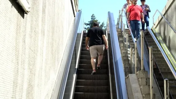 1689237069979.jpg Ankaralılardan Mansur Yavaş'a tepki! "Bir merdivenin bakımını yapamayan adama oy mu verilir?"-3