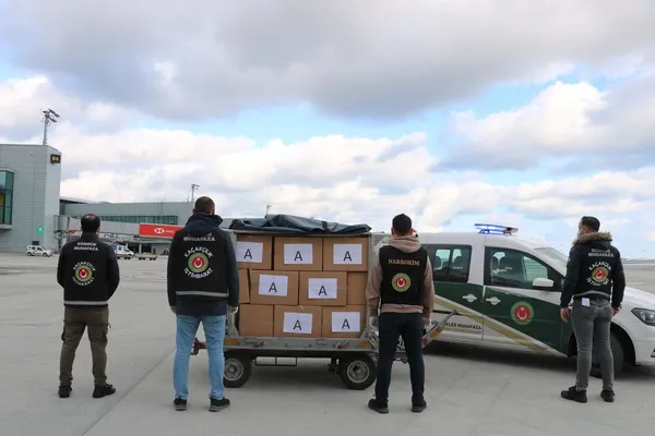 istanbulda-dev-uyusturucu-operasyonu-50-milyon-euro-degerinde-kimyasal-madde-ele-gecirildi-1644068695868.jpg İstanbul'da dev uyuşturucu operasyonu! 50 milyon euro değerinde kimyasal madde ele geçirildi-5