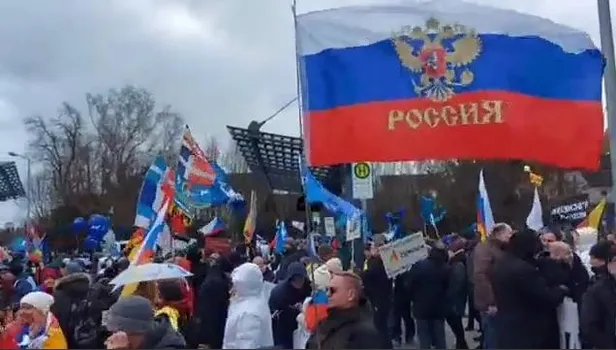 abdnin-almanyadaki-hava-ussunde-protesto-binlerce-kisi-amerikali-evine-git-slogani-atti-1677443415941.jpeg ABD'nin Almanya'daki hava üssünde protesto! Binlerce kişi "Amerikalı evine git" sloganı attı-3