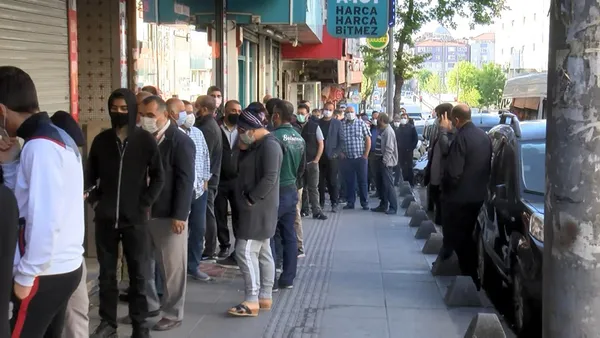 istanbul-esenlerde-ucuz-tatli-almak-isteyenler-erkenden-kuyruga-girdi-1620800567035.jpg İstanbul Esenler'de ucuz tatlı almak isteyenler erkenden kuyruğa girdi-2