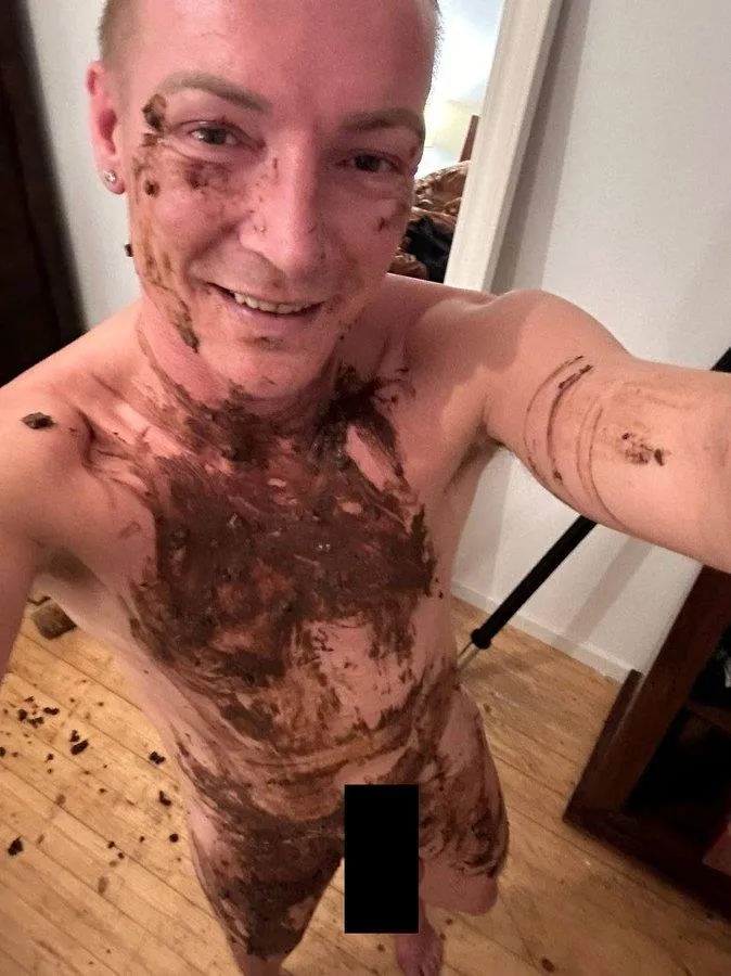 Alman politikacı Martin Neumaier’den skandal hareket! Umumi tuvaleti yaladı yüzüne dışkı ile Hitler bıyığı yaptı-2