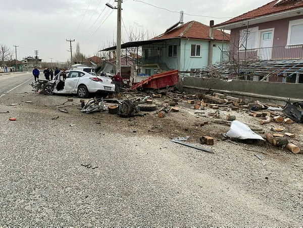 kontrolden-cikti-traktore-carpti-ispartada-ortaligi-savas-alanina-ceviren-kaza-hiz-ibresi-200de-takili-kaldi-1649066497313.jpg Kontrolden çıktı traktöre çarptı! Isparta'da ortalığı savaş alanına çeviren kaza! Hız ibresi 200'de takılı kaldı-4