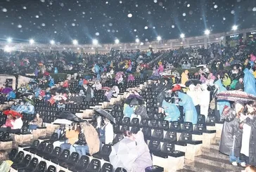 Edis yağmur altında Harbiye'yi salladı!