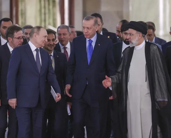 uclu-zirvede-samimi-goruntuler-baskan-erdoganin-putin-ile-diyalogu-dikkat-cekti-1658317536707.jpg Üçlü zirvede samimi görüntüler: Başkan Erdoğan'ın Putin ile diyalogu dikkat çekti-2