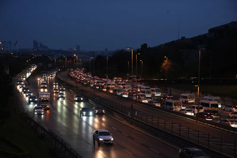 İstanbul'da pazartesi trafiği (AA)