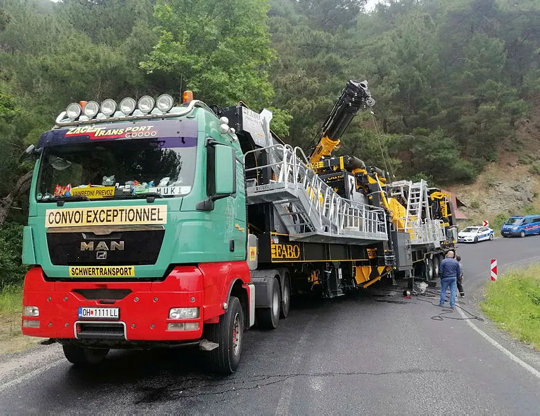 İki şehir arasında ulaşım durdu! 10 kilometrelik kuyruk