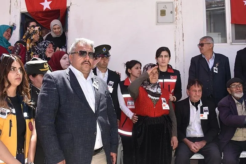  Şehidin cenazesi eve getirildiği sırada, annesi ile ağabeyi asker selamı verdi. (AA)