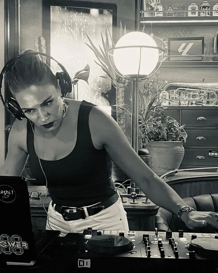 2-kez-evlenen-ozge-boraktan-ayip-olmasin-diye-evlendim-sozlerine-aciklik-ilk-esi-bakin-hangi-oyuncu-cikti-mege-1702966094596.jpg 2 kez evlenen Özge Borak’tan “Ayıp olmasın diye evlendim” sözlerine açıklık! İlk eşi bakın hangi oyuncu çıktı! Meğer Ata Demirer’den önce...-13