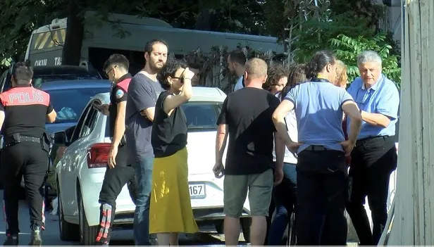 Maltepe'de bir inşaattan hafriyat alırken yan binanın otoparkı çökünce bina mühürlendi-6