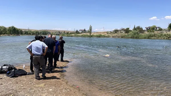 kacan-toplarini-almak-icin-kizilirmaka-giren-3-cocuk-kayboldu-1688039509577.jpg Kaçan toplarını almak için Kızılırmak'a giren 3 çocuktan acı haber! Çocuklardan geriye oynadıkları top kaldı...-2