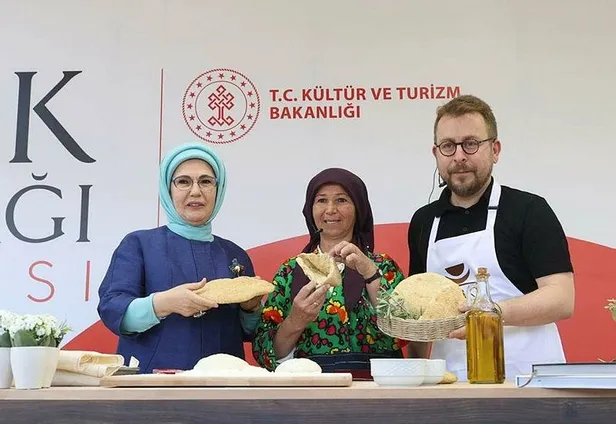 baskan-erdoganin-esi-emine-erdogan-balikesir-edremitte-unlu-sefler-ile-bir-araya-geldi-1653146385005.jpeg Başkan Erdoğan'ın eşi Emine Erdoğan, Balıkesir Edremit'te ünlü şefler ile bir araya geldi-1
