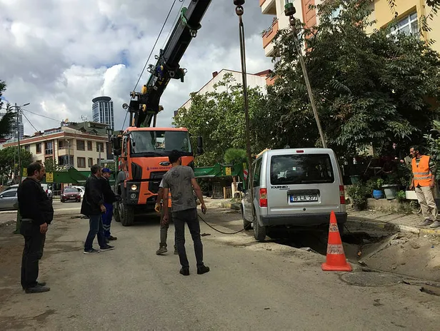 İstanbul'da yol çöktü! Araçlar çukura düştü-2