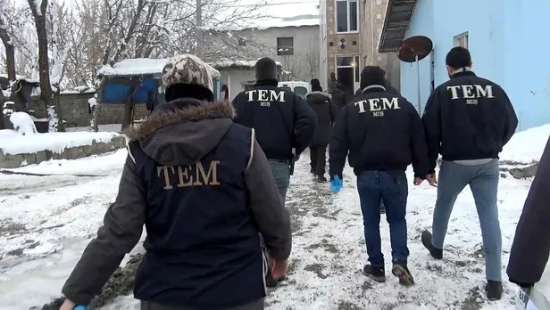 musta-deas-operasyonu-4-supheli-gozaltina-alindi-1640966532542.jpeg Muş'ta DEAŞ operasyonu: 4 şüpheli gözaltına alındı-2