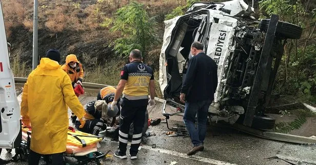 Bilecik’te çöp kamyonu devrildi: 3 yaralı