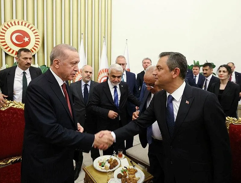 Başkan Erdoğan - Özgür Özel zirvesi sona erdi! 1 saat 35 dakikalık görüşmede ne konuşuldu? | Kulisler hareketlendi: CHP kaynaklarından ilk açıklama