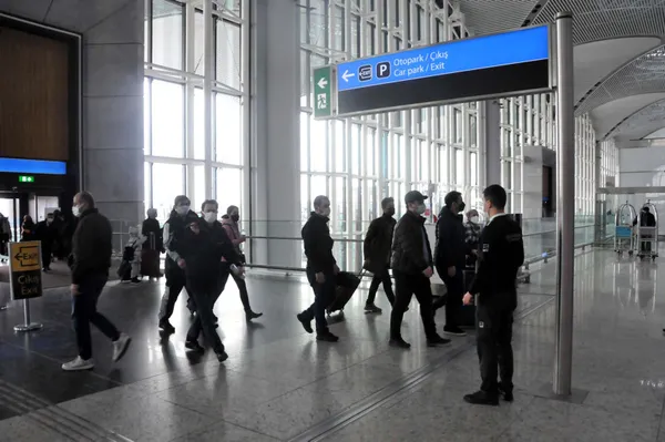 istanbul-havalimaninda-bir-donem-sona-erdi-giriste-bilet-kontrolu-donemi-kaldirildi-yolcu-olmayanlar-da-iceri-1643712313906.jpg İstanbul Havalimanı'nda bir dönem sona erdi! Girişte bilet kontrolü dönemi kaldırıldı yolcu olmayanlar da içeri girebilecek-6