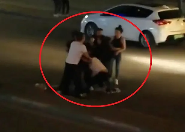 genc-kizlar-cadde-ortasinda-birbirine-girdi-sevgilime-yazdin-kavgasi-1602577434058.jpg Genç kızı yolun ortasında tekme tokat dövdü! 'Sevgilime yazdın' kavgası-1