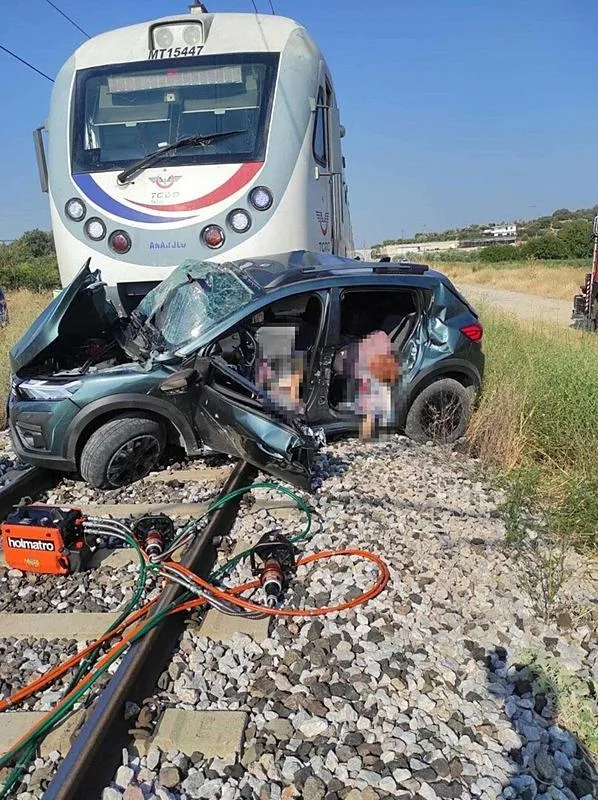 İzmir'de feci kaza! Hemzemin geçitte yolcu treni otomobile çarptı aynı aileden 3 kişi öldü-4