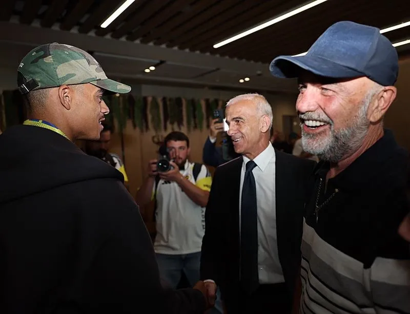 fenerbahceden-imza-toreninde-transfer-mujdesi-geldi-1784295519397.jpeg Fenerbahçe'den yeni transferlerin imza töreninde flaş mesaj: 1 transfer daha yolda!-2