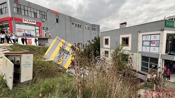 Faciaya ramak kala! Freni boşalan kamyon, taksi durağına daldı - 11