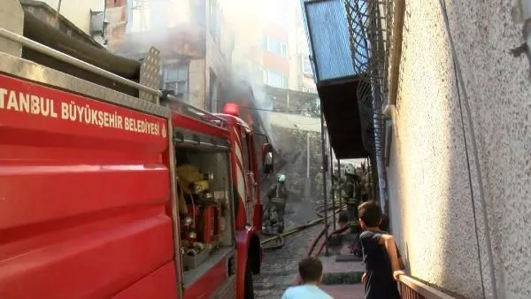 Beyoğlu'nda yangın çıkan metruk bina kısmen çöktü-4