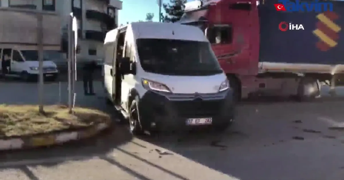 Öğrenci servisi ile tır çarpıştı, 2 kişi yaralandı