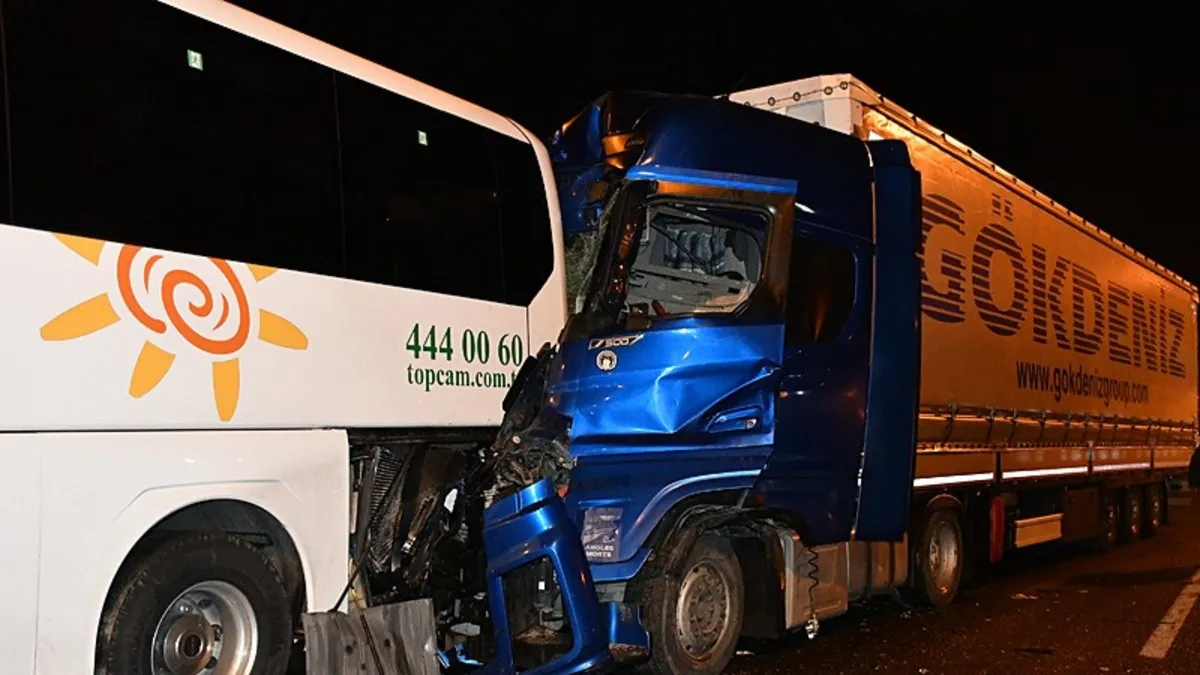 Bilecik'te gece vakti korkunç kaza! Tur otobüsü ile tır çarpıştı: 13 yaralı