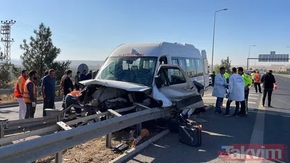 Gaziantep’te servis minibüsü kazası: Bariyerlere ok gibi saplandı!
