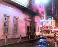 İstanbul’da ahşap kaplı binanın önünde yangın