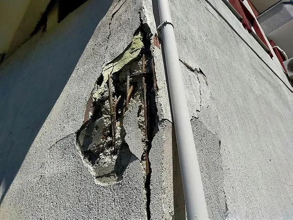 Bursa'da facianın eşiğinden dönüldü! Kolonları patlayan 9 katlı bina tahliye edildi-1