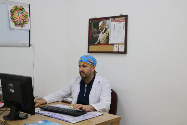 zonguldakta-47-yasindaki-kadin-hastanin-safra-kesesinden-1250-tane-tas-cikti-doktor-taslarla-kendi-adini-yazdi-1652767045489.jpg Zonguldak'ta 47 yaşındaki kadın hastanın safra kesesinden 1250 tane taş çıktı! Doktor taşlarla kendi adını yazdı-7