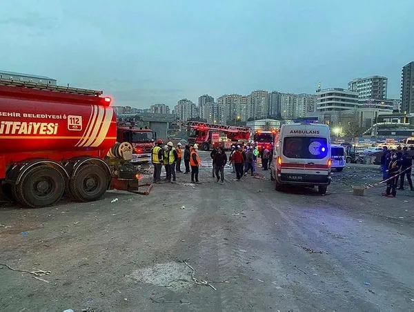 istanbul-finans-merkezi-insaatinda-yangin-3-isci-dumandan-etkilendi-1674837365211.jpeg İstanbul Finans Merkezi inşaatında yangın! 3 işçi dumandan etkilendi-3