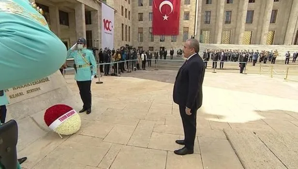 TBMM 100 yaşında! TBMM Başkanı Mustafa Şentop, Atatürk Anıtı'na çelenk bıraktı
