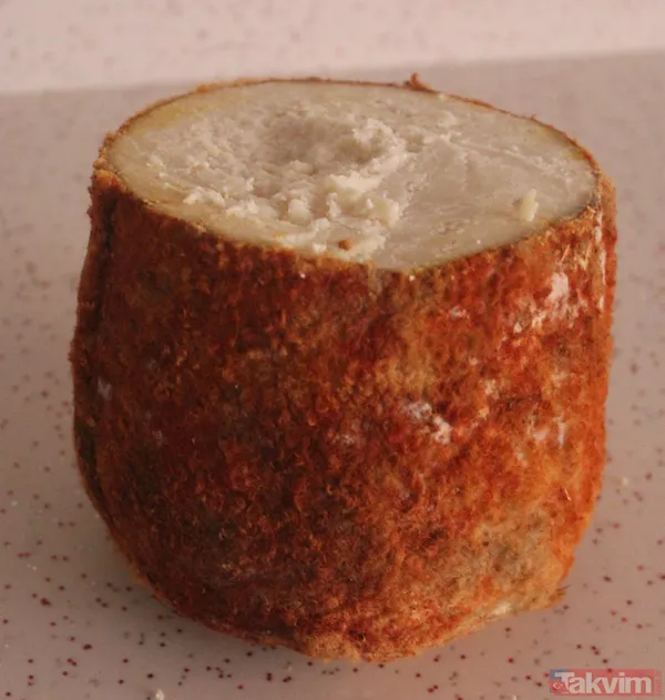 Karaman'da yerin 36 metre derinliğindeki mağarada 5 ay bekletilen Divle obruk peyniri çıkarılmadan yüzde 80'i satılıyor - 17