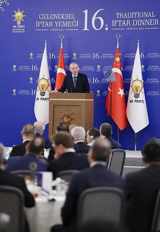 baskan-recep-tayyip-erdogandan-ab-uyeligi-icin-cok-net-mesaj-turkiyesiz-avrupa-guvenligi-dusunulemez-1741033112161.jpeg Başkan Recep Tayyip Erdoğan, AK Parti Genel Merkezi'nde düzenlenen, Geleneksel Büyükelçiler İftarı'na katılarak konuşma yaptı. (AA)