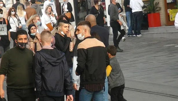 istanbullu-koronavirus-kurallarina-uymadi-istiklal-caddesinde-tedirgin-eden-goruntuler-1603560509967.jpeg