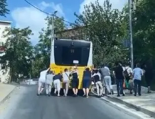 Sarıyer’de arızalanan İETT otobüsünü yolcuların ittiği anlar kamerada